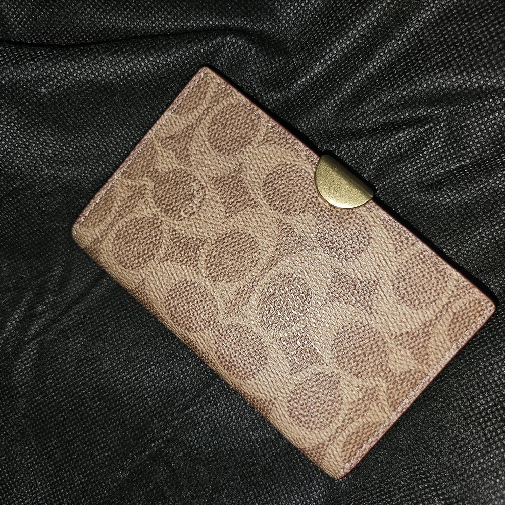 Signature Coach Card Wallet with 4 Card Slots and Interior Zipper